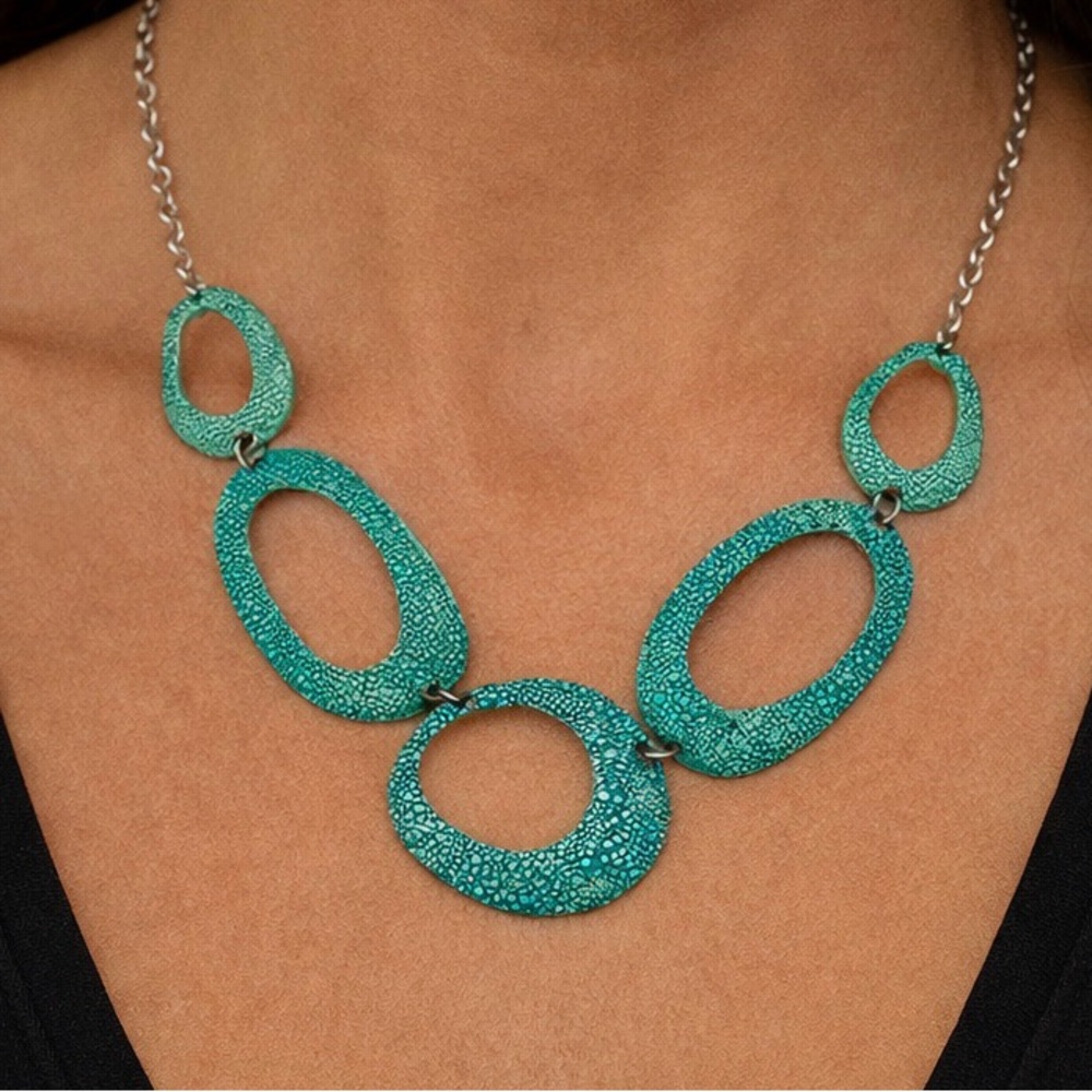 🌸 Green Statement Necklace